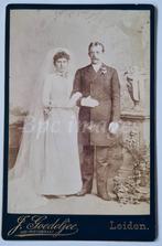 Kabinetfoto bruidspaar Leiden 1890's, Verzamelen, Gebruikt, Foto, Voor 1940, Verzenden