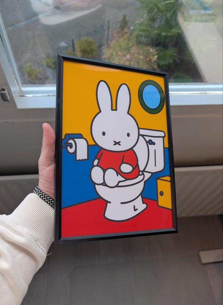 Nijntje op de WC - Ingelijste Poster (21x30), Verzamelen, Posters, Nieuw, Film en Tv, A1 t/m A3, Rechthoekig Staand, Met lijst