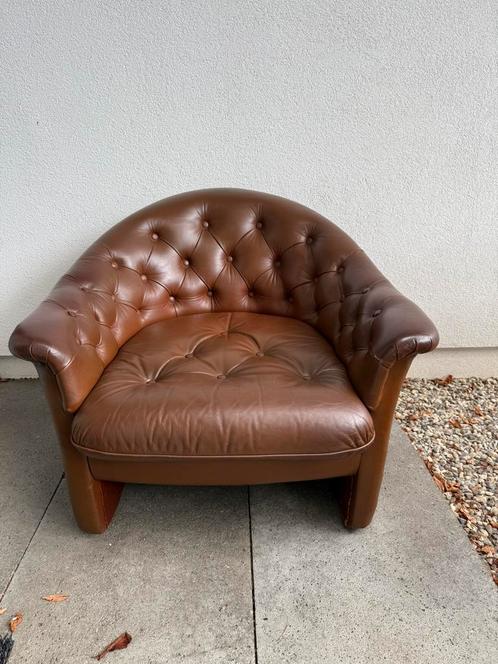 Klassieke Chesterfield fauteuil –  bruin, Huis en Inrichting, Fauteuils, Gebruikt, Leer, 75 tot 100 cm, 75 tot 100 cm, Ophalen