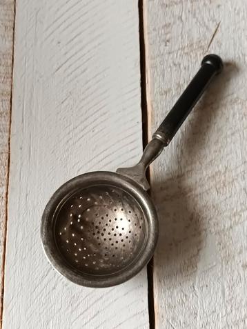 Antieke theezeef met Houten Handvat beschikbaar voor biedingen