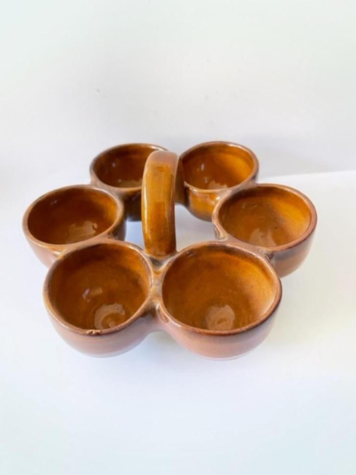 Mooi basic schaaltje 6 eieren. Bruin aardewerk. Vintage, Antiek en Kunst, Antiek | Keramiek en Aardewerk, Ophalen