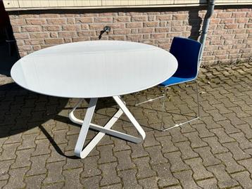 Hoogglans witte ronde tafel met metalen onderstel beschikbaar voor biedingen