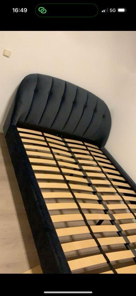 Bed van het merk MADE, Huis en Inrichting, Slaapkamer | Bedden, Gebruikt, Twijfelaar, 140 cm, 200 cm, Stof, Blauw, Ophalen of Verzenden