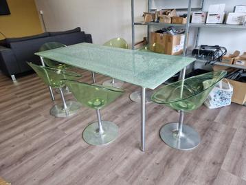 Design eettafel met zogenaamde gebroken glazen blad beschikbaar voor biedingen