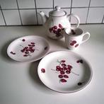 Van Cleef Clayre en Eef  theepot, 2 borden  kersen, Huis en Inrichting, Ophalen of Verzenden, Zo goed als nieuw, Overige stijlen