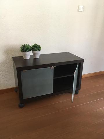 Nieuwe Kast met Melkglas Deurtjes - Verrijdbaar beschikbaar voor biedingen