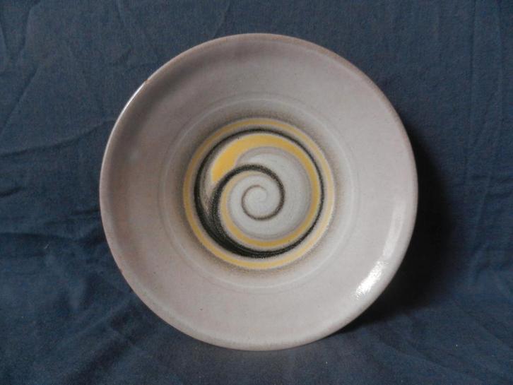 Bord met spiralen JC v Ham De Vier Paddestoelen Utrecht d 17, Antiek en Kunst, Antiek | Keramiek en Aardewerk, Ophalen of Verzenden