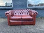 Engelse Chesterfield bank roodbruin GRATIS BEZORGD, 125 cm of meer, Leer, Ophalen of Verzenden, Zo goed als nieuw