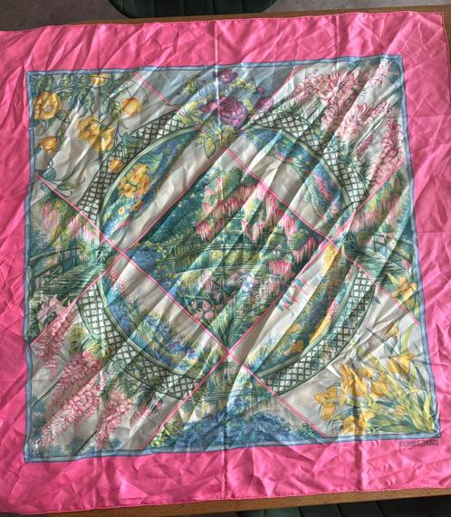 Hermès Jardin Enchanté carré 9090 cm  roze collector’s item, Kleding | Dames, Mutsen, Sjaals en Handschoenen, Zo goed als nieuw