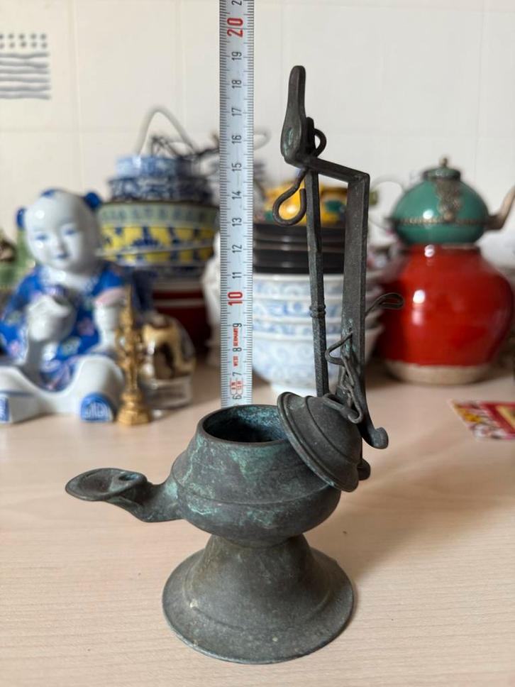 Antieke bronzen olielamp met deksel en hanger, Antiek en Kunst, Antiek | Gereedschap en Instrumenten, Ophalen of Verzenden