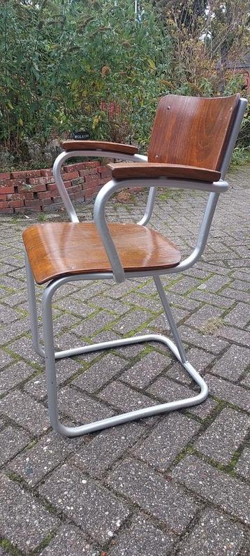 Retro buizenstoel met houten zitting beschikbaar voor biedingen