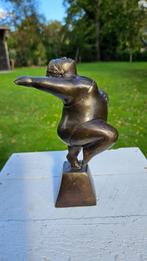 DIKKE DAME / bronzen beeld / rechterbeen gebogen