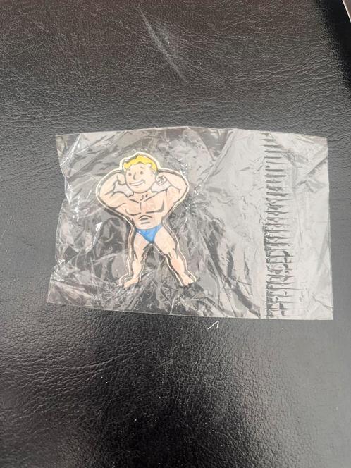 Fallout 4 Vault Boy Strength Pin – Official Collectible, Spelcomputers en Games, Games | Overige, Nieuw, Ophalen of Verzenden