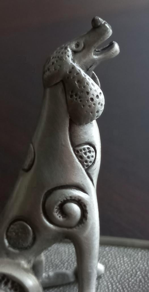 Een unieke abstracte windhond sculptuur op vlakke ondergrond, Verzamelen, Beelden en Beeldjes, Ophalen of Verzenden