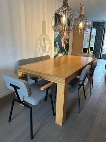 Unieke, handgemaakte bamboe eettafel beschikbaar voor biedingen