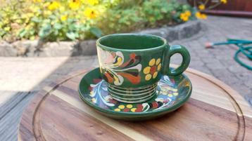 Kop en schotel vintage Hongaars aardewerk handgeschilderd  beschikbaar voor biedingen