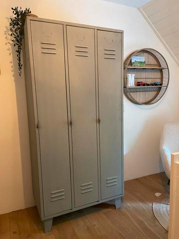 Stalen lockerkast beschikbaar voor biedingen