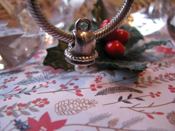 Pandora KERST bedel 790517P = klok / bel + zoetwater PAREL, Sieraden, Tassen en Uiterlijk, Bedels, Zo goed als nieuw, Pandora