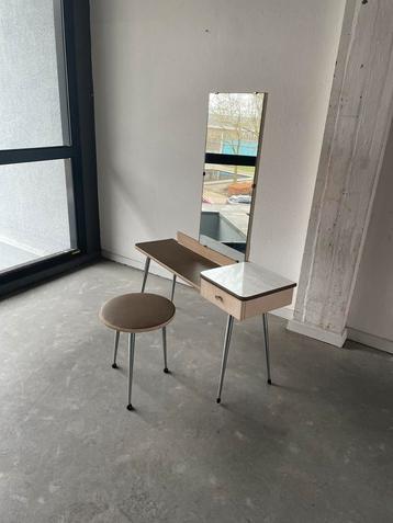 Vintage kaptafel vintage klein model jaren 60 beschikbaar voor biedingen