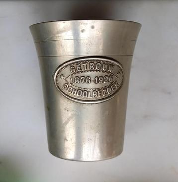 beker met inscriptie'' Getrouw Schoolbezoek 1876-1926''  beschikbaar voor biedingen