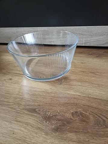 Grote glazen kom beschikbaar voor biedingen