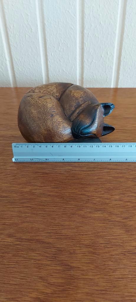 Handgesneden massief houten opgerolde slapende Siamese kat, Antiek en Kunst, Kunst | Beelden en Houtsnijwerken, Ophalen