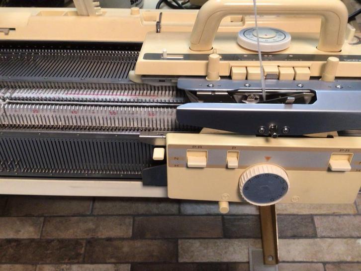 Brother KH-894/KR-830 Breimachine (zonder ponskaarten), Hobby en Vrije tijd, Breien en Haken, Gebruikt, Breien, Machine, Ophalen