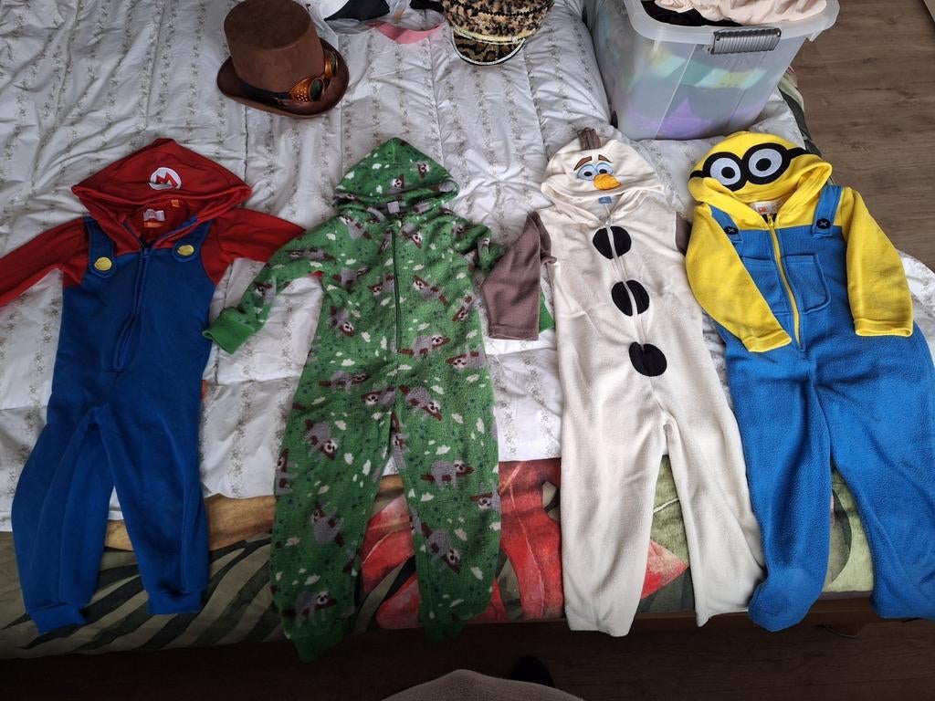 Diverse onesies Mario, Olaf, Minion en luiaard. Maat 98/104, Ophalen, Maat 98