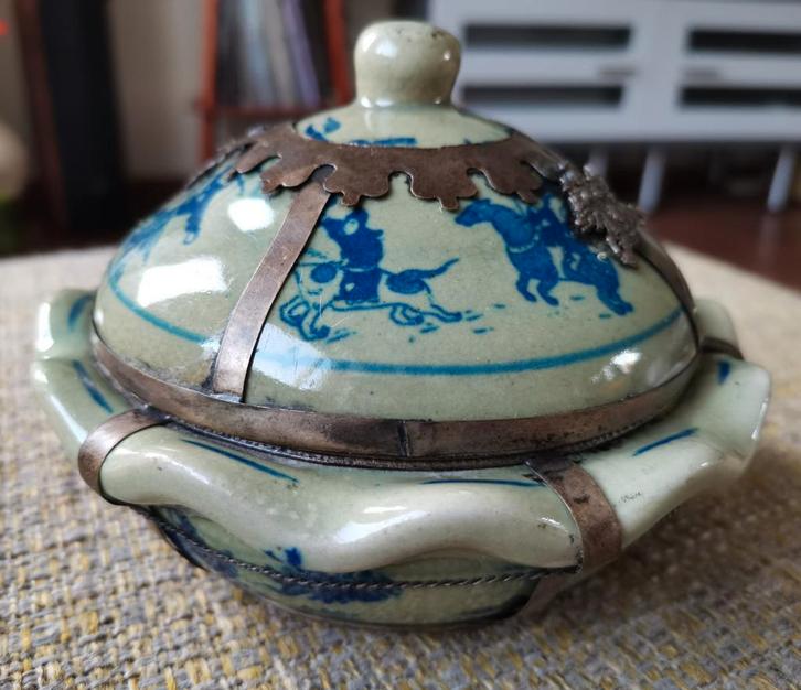 Oud Chinees keramiek bakje met messing montuur, Antiek en Kunst, Antiek | Keramiek en Aardewerk, Ophalen of Verzenden