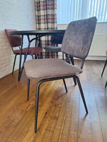 4 eetkamerstoelen beschikbaar voor biedingen