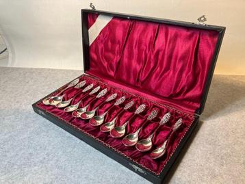 12 zilveren koffielepeltjes in cassette NL 1930 – 1955 beschikbaar voor biedingen