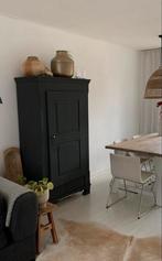 Zwarte antieke kast met 1 deur en planken en onder 2 lades, Antiek en Kunst, Ophalen