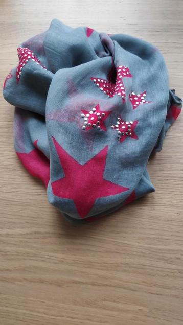 Leuke sjaal, grijs met roze sterren en studs, rond genaaid beschikbaar voor biedingen