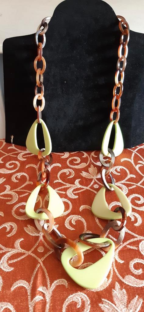 Lange retro schakel ketting groen/bruin buffelhoorn?, Sieraden, Tassen en Uiterlijk, Kettingen, Zo goed als nieuw, Overige materialen