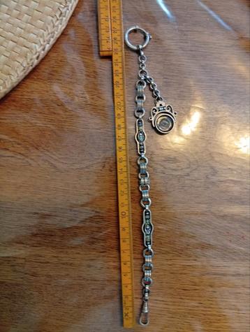 Antieke horlogeketting met compass beschikbaar voor biedingen