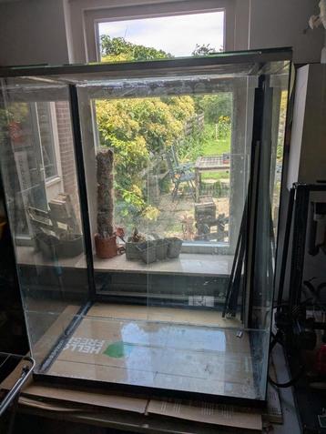 Groot terrarium 111 x 85 x 60 cm, 560 liter! Projectje beschikbaar voor biedingen