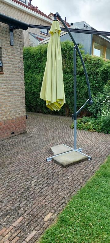 Zweefparasol 2,5m inclusief voet beschikbaar voor biedingen