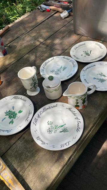 Servies den.  Bekijk de foto,s maar de bordjes 20 cm beschikbaar voor biedingen