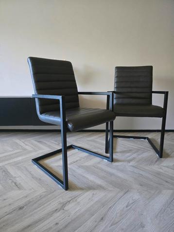 2 eetkamer stoelen zwart beschikbaar voor biedingen