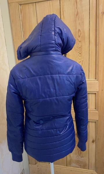 Gewatteerde jas mooi blauw Vue sur mer beschikbaar voor biedingen