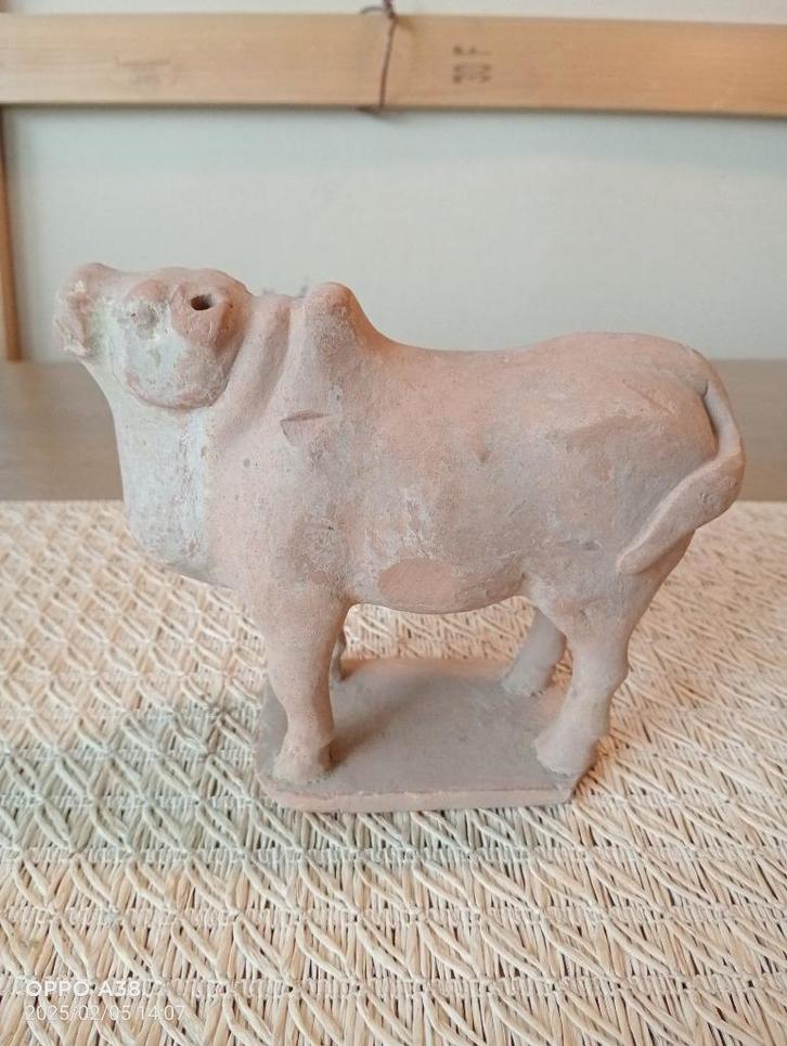 Terracotta beeldje van een buffel china Tang, Antiek en Kunst, Antiek | Keramiek en Aardewerk, Ophalen of Verzenden