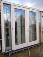 Kozijn met dubbele tuindeuren en zijlichten