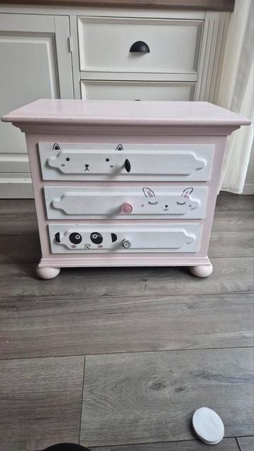 klein kastje voor babykamer/meisjes kamer beschikbaar voor biedingen