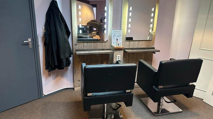 Kappers Interieur met Spiegel en wand., Huis en Inrichting, Tafels | Kaptafels, Zo goed als nieuw, 150 tot 200 cm, 150 tot 200 cm