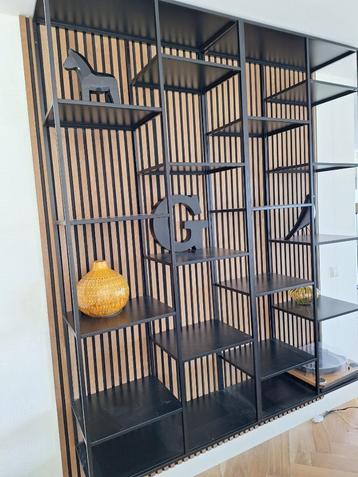 2 zwarte stalen kasten  beschikbaar voor biedingen