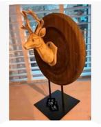Beeld Hert op metalen voet, woondeco, poly metaal, hout, Antiek en Kunst, Ophalen of Verzenden