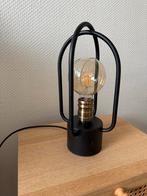 Moderne tafellamp met metalen frame, Huis en Inrichting, Lampen | Tafellampen, Ophalen of Verzenden, Zo goed als nieuw, Metaal