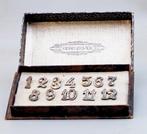 Gero zilveren tafelcijfers (1 t/m 12) in originele doos, Antiek en Kunst, Antiek | Bestek, Ophalen of Verzenden