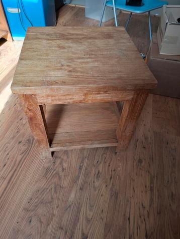 2 Teak Houten Tafeltjes 50x50 beschikbaar voor biedingen