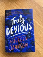 Maureen Johnson - Truly Devious - hardcover, Ophalen of Verzenden, Zo goed als nieuw, Maureen Johnson
